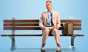 Forrest Gump assis sur son band
