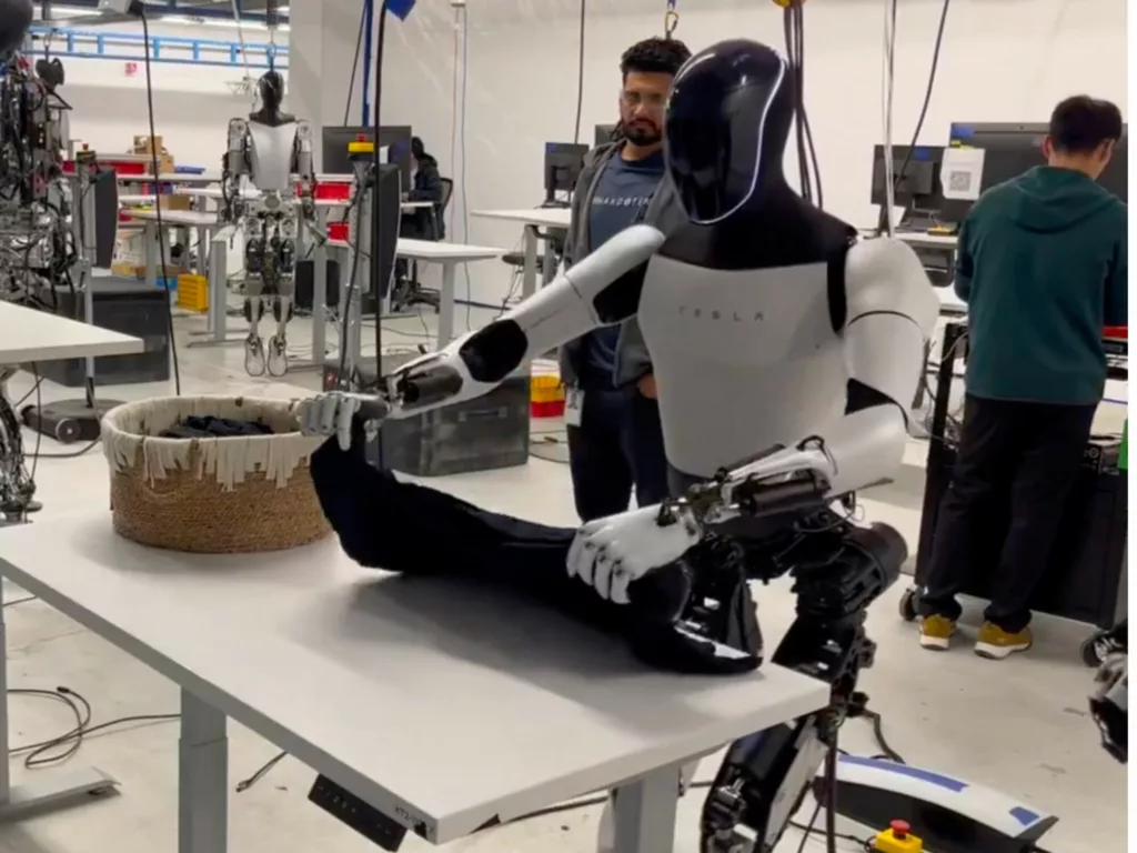 photo optimus de Tesla pliant du linge. Image non vérifié